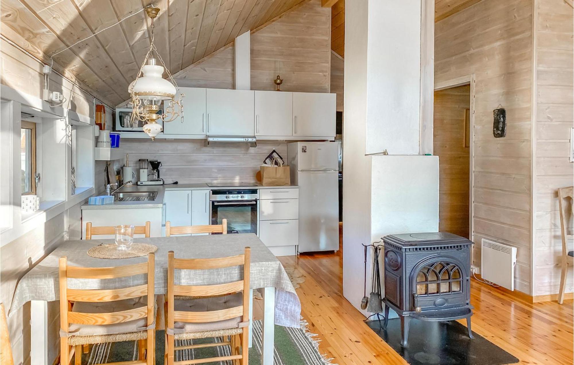 2 Bedroom Stunning Home In Lyngdal Exteriör bild